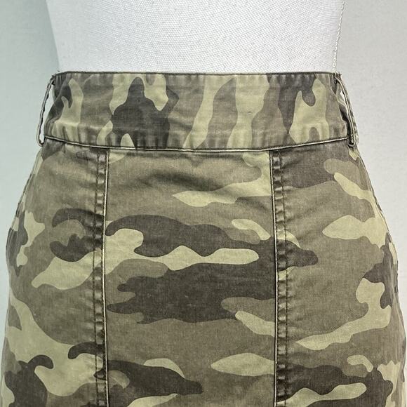 Banana Republic Size 6 Army Green Camouflage Knee Straight Pockets Casual - Picture 3 of 9